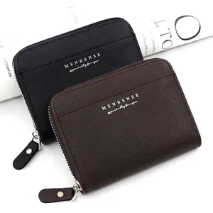Primer plano detallado de carteras de cuero Saffiano negro y marrón para hombres