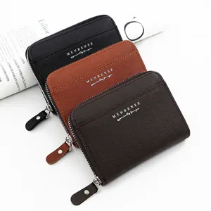 Detalle de la textura de tres carteras con cremallera para hombre en varios colores