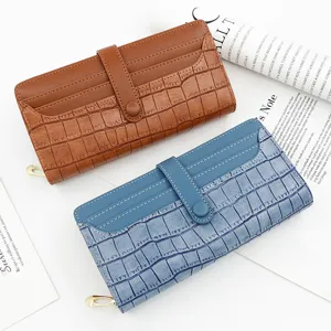 Portefeuilles longs pour femmes en marron et bleu avec motif crocodile et fermeture éclair