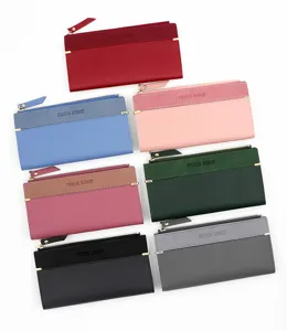 Detailweergave van lange damesportefeuilles in mat leer in diverse kleuren met ritssluiting