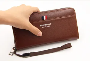 Gedetailleerd overzicht van de bruine heren clutch portemonnee met polsbandje en ritssluiting