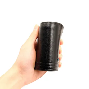 Kompakte schwarze Herren-Geldbörse aus Leder, in der Hand gehalten für Maßstab und Qualität.
