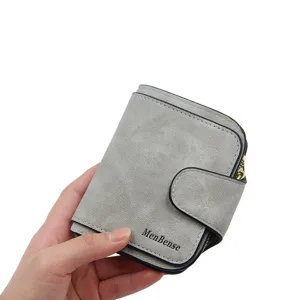 Détail du portefeuille court MenBense en cuir brossé vintage pour femme, couleur gris