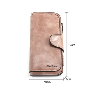 Λεπτομέρεια που δείχνει διαστάσεις 19x10x2cm αυτού του ροζ μακρύ τρίπτυχου πορτοφολιού