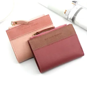 Gros plan sur des portefeuilles courts pour femmes en cuir brossé avec fermeture.