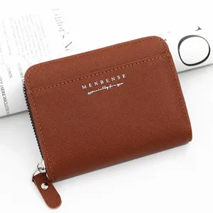Cartera de hombre en piel Saffiano marrón con cremallera y gran capacidad.