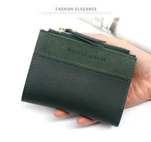 Gros plan détaillé d'un portefeuille patchwork vert avec texture en cuir embossé