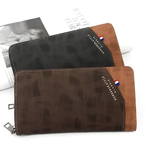 Gros plan de portefeuilles longs en cuir pour hommes avec fermeture éclair et texture