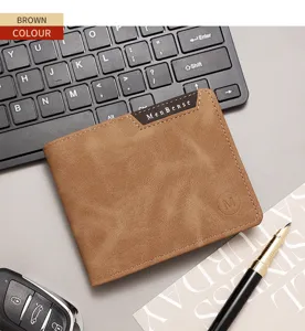 Primo piano dettagliato di un portafoglio in pelle marrone MenBense con elegante logo a rilievo.