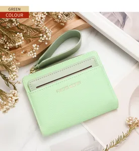Cartera corta para mujer en color verde menta con correa de mano y ranura para tarjetas