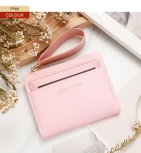 Primer plano de una cartera rosa de cuero granulado con Forever Memory grabado en oro