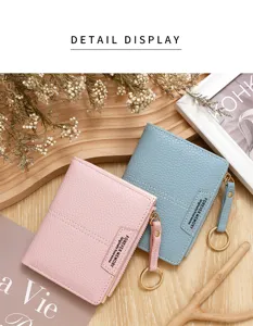 Vue détaillée de portefeuilles en similicuir rose et bleu avec fermeture éclair