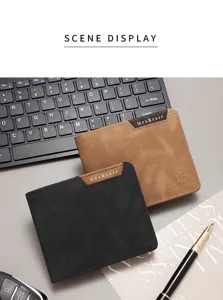 Primo piano dei portafogli vintage MenBense in nero e marrone su una scrivania da ufficio