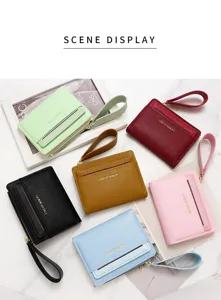 Colección de carteras con cremallera multicolores para mujer sobre fondo de mármol blanco