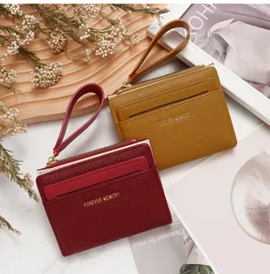 Vista detallada de carteras de mujer con cremallera, correas de muñeca y ranuras para tarjetas