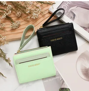 Vista detallada de carteras para tarjetas en cuero verde menta y negro con correas
