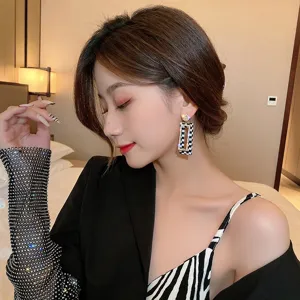 Pendientes largos de cuadros blancos y negros retro con detalles de diamantes de imitación