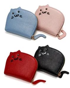 Detail van accordeon pasjeshouder met kattenmotief en litchi-patroon in kleuren.