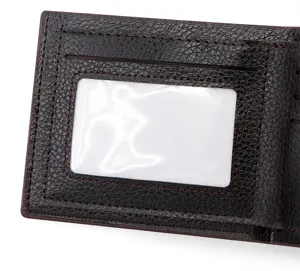 Detailansicht des Ausweisfensters in einer minimalistischen Ledergeldbörse