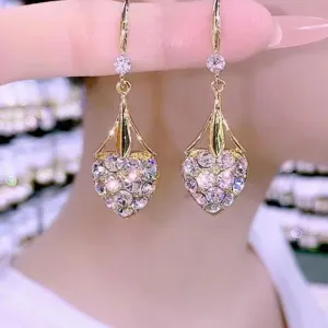 Eleganti orecchini a goccia dorati a forma di cuore con scintillanti cristalli blu.