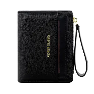 Cartera corta para mujer en cuero negro texturizado con cremallera y asa de mano