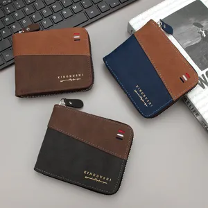 Dettaglio di tre portafogli da uomo con patchwork a contrasto e cerniera lampo.