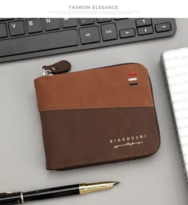 Portafoglio corto bicolore da uomo con cerniera e penna stilografica elegante sulla scrivania