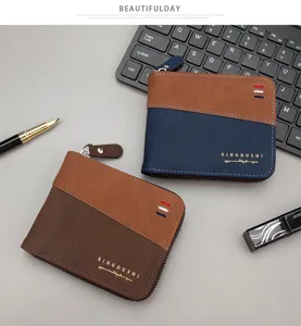 Primo piano di un portafoglio da uomo bicolore alla moda con chiusura a zip esterna