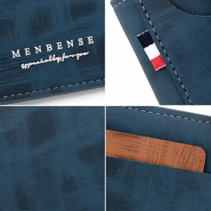 Primer plano de cartera azul de TPU para hombre con logo, costuras y ranuras de tarjetas