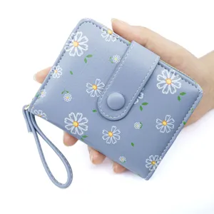 Élégant portefeuille bleu pour femme avec imprimé marguerites blanches et dragonne
