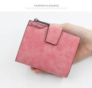 Vue détaillée du portefeuille rose givré montrant la fente pour carte et zip