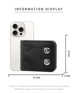 Detaillierte Maße der schwarzen Herrenbrieftasche neben einem Smartphone zum Größenvergleich