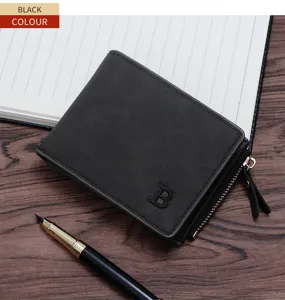 Primer plano de una cartera de hombre en negro mate con logo B grabado y cremallera
