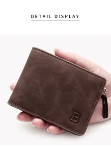 Vista detallada de la textura de una cartera corta mate marrón para hombre de calidad