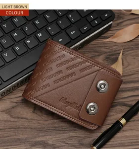 Nahaufnahme einer hellbraunen Herrenbrieftasche mit geprägtem Muster und Magnetknöpfen