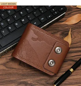 Nahaufnahme von hellbrauner Herrenbrieftasche mit Magnetverschluss auf Schreibtisch
