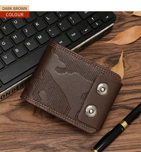 Nahaufnahme einer dunkelbraunen Herrenbrieftasche mit doppeltem Druckknopf auf Holz.