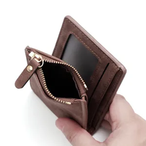 Cartera corta de hombre en marrón mate con bolsillo para monedas y ventana ID