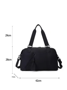 Dimensions détaillées du sac de voyage noir léger pour le sport et le fitness.