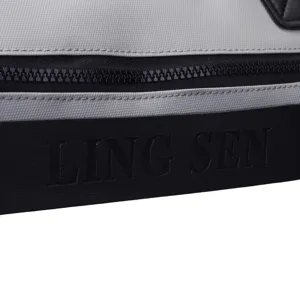Vue détaillée du logo LING SEN embossé et du zip sur un sac de sport et de voyage