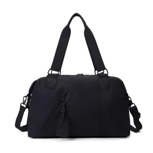 Vue de face d'un grand sac de voyage noir avec poche frontale zippée en diagonale