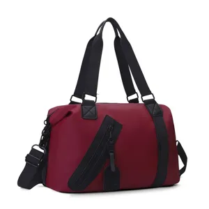 Vue détaillée du sac de sport rouge montrant la fermeture éclair et les poignées solides.