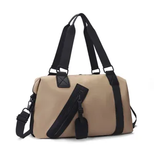 Vue détaillée de la poche à fermeture éclair asymétrique de ce sac de voyage kaki