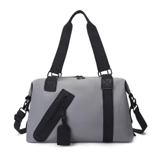 Vue de face d'un grand sac de voyage gris avec sangles noires et fermeture éclair