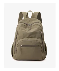 Vue de face d'un sac à dos léger en nylon imperméable kaki avec plusieurs poches.
