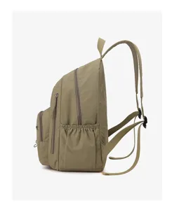 Profil latéral d'un sac à dos léger en nylon imperméable vert olive pour un usage scolaire.