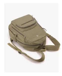 Vue détaillée d'un sac à dos en nylon vert olive léger et imperméable