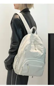 Vue arrière détaillée d'un sac à dos en nylon blanc imperméable avec plusieurs poches