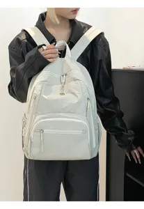 Mannequin portant un grand sac à dos en nylon blanc imperméable dans un décor intérieur