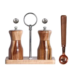 Vista dettagliata del set macinapepe in legno con supporto e cucchiaio dosatore